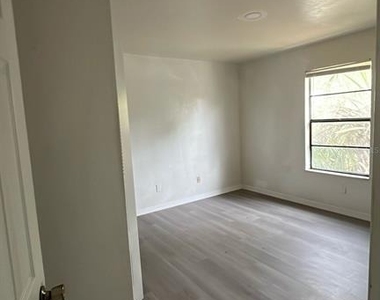 2404 Sw 31 Place - Photo Thumbnail 16