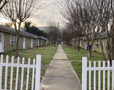 455 Pursley Street - Photo Thumbnail 2