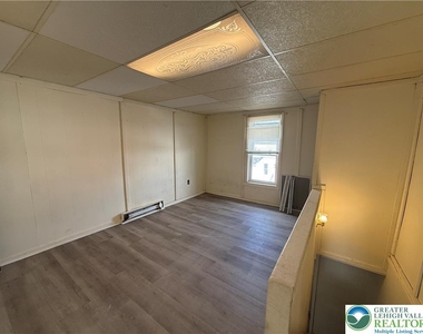 525 Elliger Street - Photo Thumbnail 7