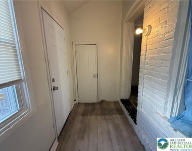 525 Elliger Street - Photo Thumbnail 13