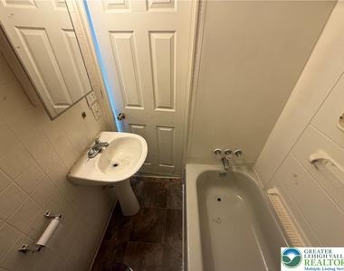 525 Elliger Street - Photo Thumbnail 12