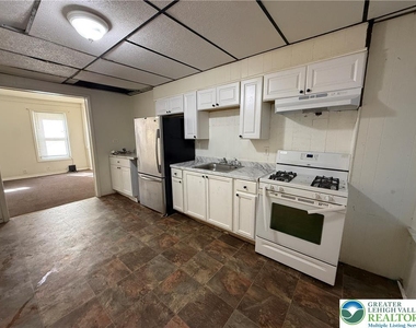 525 Elliger Street - Photo Thumbnail 4
