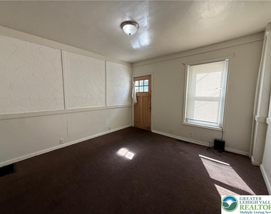 525 Elliger Street - Photo Thumbnail 2