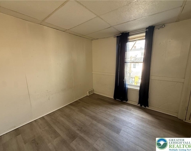 525 Elliger Street - Photo Thumbnail 6