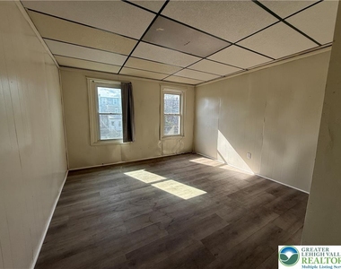 525 Elliger Street - Photo Thumbnail 10