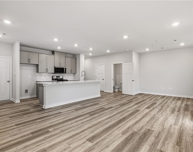 1015 Darcy Drive - Photo Thumbnail 5