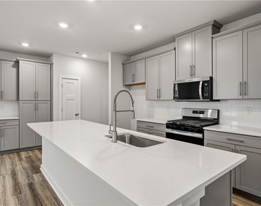 1015 Darcy Drive - Photo Thumbnail 4