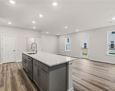 1015 Darcy Drive - Photo Thumbnail 6