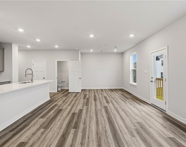 1015 Darcy Drive - Photo Thumbnail 8