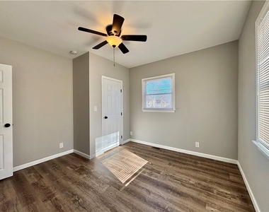 318 Bronson Street - Photo Thumbnail 11