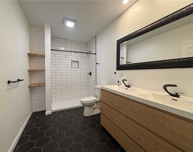 318 Bronson Street - Photo Thumbnail 9