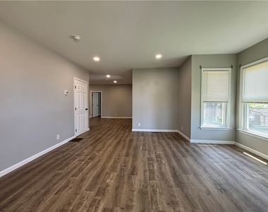 318 Bronson Street - Photo Thumbnail 6