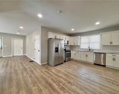 318 Bronson Street - Photo Thumbnail 1