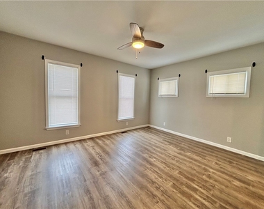 318 Bronson Street - Photo Thumbnail 7