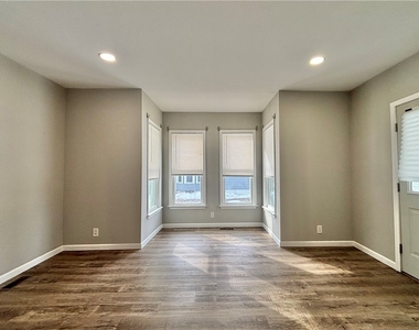 318 Bronson Street - Photo Thumbnail 5