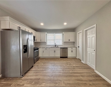 318 Bronson Street - Photo Thumbnail 2