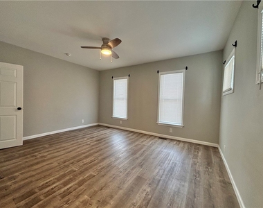 318 Bronson Street - Photo Thumbnail 8