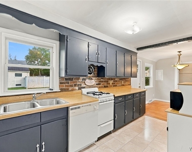 9105 Main St - Photo Thumbnail 17