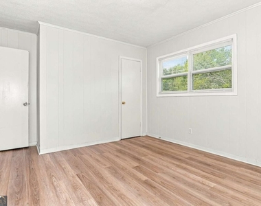 316 Eleanor Drive - Photo Thumbnail 8