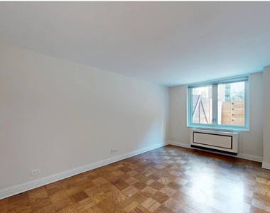 East 71st Street - Photo Thumbnail 4