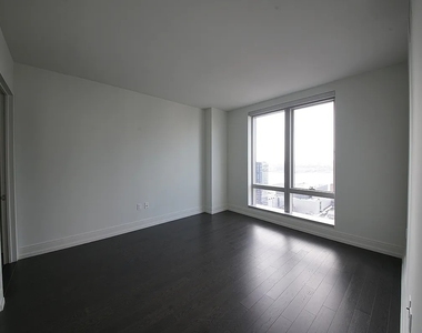 555 10th Avenue - Photo Thumbnail 2