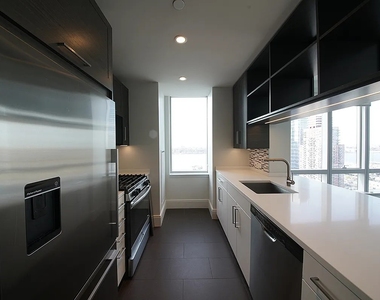 555 10th Avenue - Photo Thumbnail 1