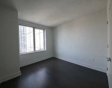 555 10th Avenue - Photo Thumbnail 3