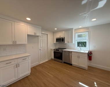 391 Hollywood Ave - Photo Thumbnail 2