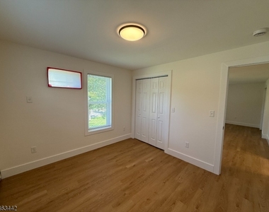 391 Hollywood Ave - Photo Thumbnail 7