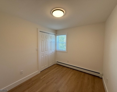 391 Hollywood Ave - Photo Thumbnail 5