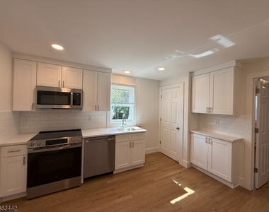 391 Hollywood Ave - Photo Thumbnail 1