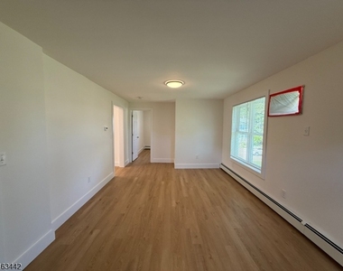 391 Hollywood Ave - Photo Thumbnail 4