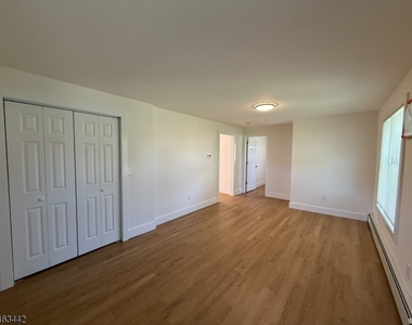 391 Hollywood Ave - Photo Thumbnail 3
