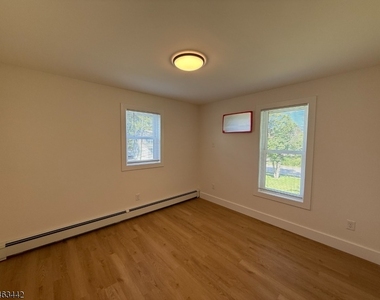 391 Hollywood Ave - Photo Thumbnail 6