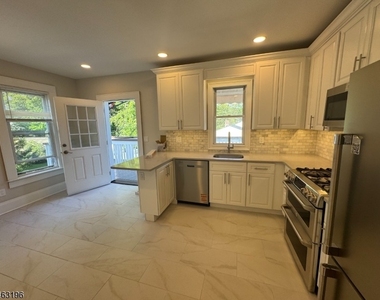 217 Greenwood Ave Unit 2 - Photo Thumbnail 2