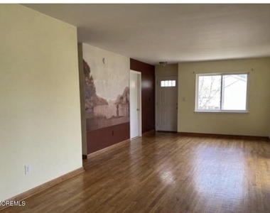147 Amberly Drive - Photo Thumbnail 12