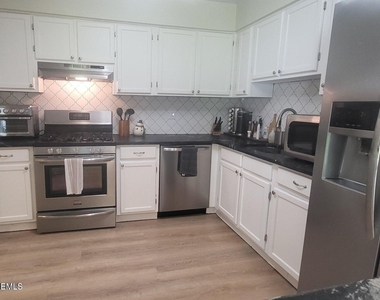 32 Redwood Drive - Photo Thumbnail 5