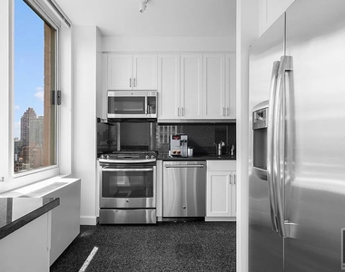 East 79th Street - Photo Thumbnail 6
