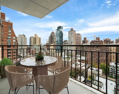 East 75th Street - Photo Thumbnail 3