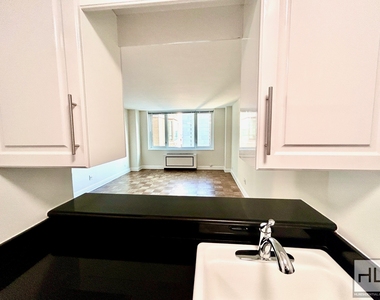East 71st Street - Photo Thumbnail 2