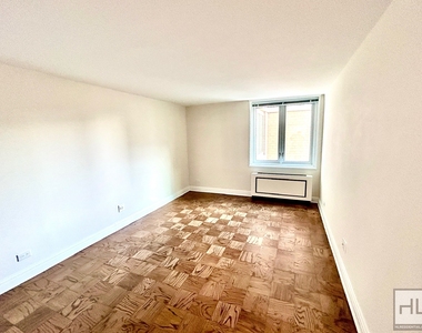 East 71st Street - Photo Thumbnail 2
