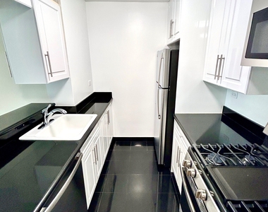 East 71st Street - Photo Thumbnail 4