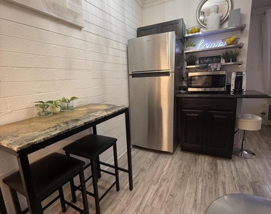 2150 W Missouri Avenue - Photo Thumbnail 4