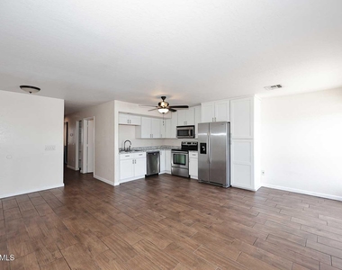 532 W 9th Street - Photo Thumbnail 7