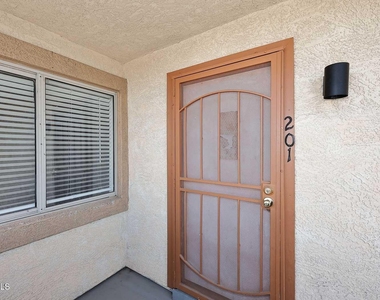 532 W 9th Street - Photo Thumbnail 2
