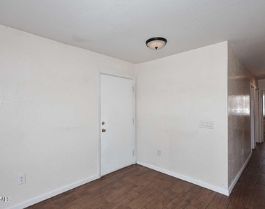 532 W 9th Street - Photo Thumbnail 3