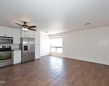 532 W 9th Street - Photo Thumbnail 4