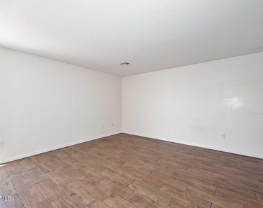 532 W 9th Street - Photo Thumbnail 5