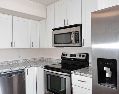532 W 9th Street - Photo Thumbnail 10