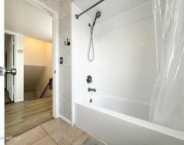 10402 N 10th Street - Photo Thumbnail 11